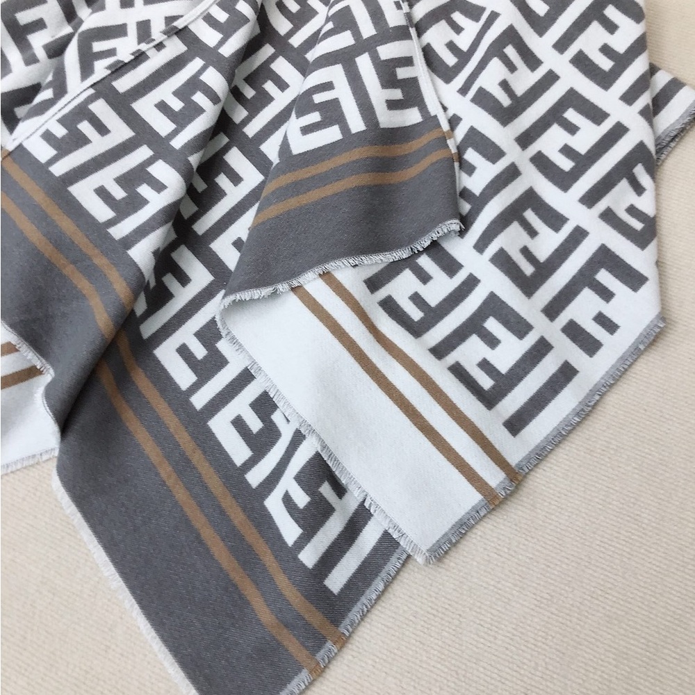Fendi shawl cape
Specifications: 140cm*140CM scarf - Picture 5 of 5